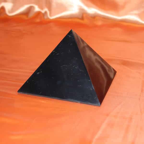 Shungite pyramide polie de 15 cm | Arkanova