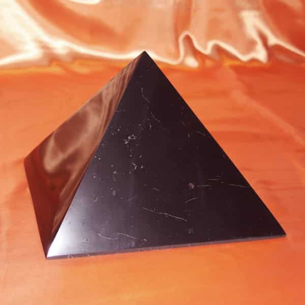 Shungite pyramide polie de 20 cm | Arkanova
