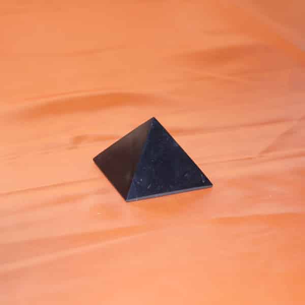 Shungite pyramide polie de 5 cm | Arkanova