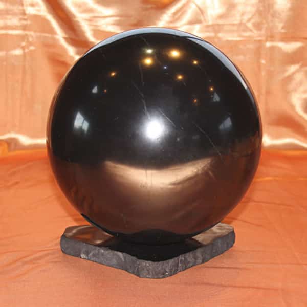Comparaison sphère de shungite polie de 20 cm avec celle de 4 cm | Arkanova